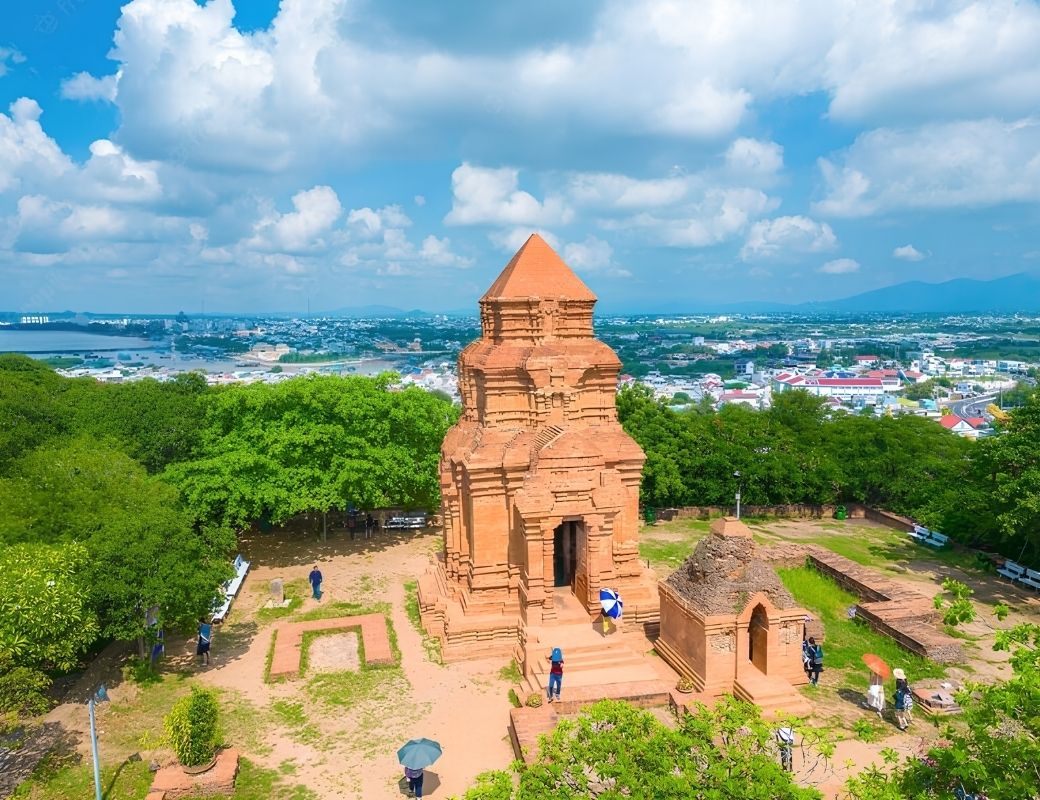 Tháp Chàm Pô Sah Inư nhìn từ trên cao.