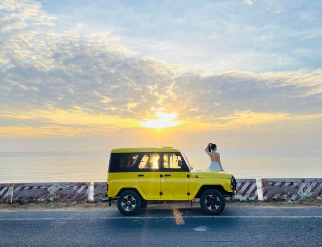 Xe Jeep di chuyển trên cung đường Mũi Né.