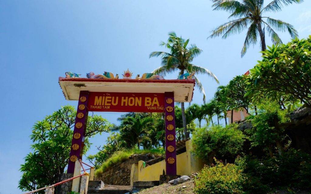 Miếu Hòn Bà Vũng Tàu khi thủy triều rút
