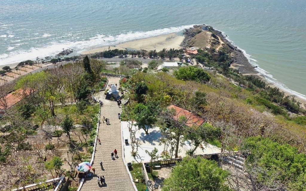 Cầu thang hướng biển nổi bật tại Mũi Nghinh Phong