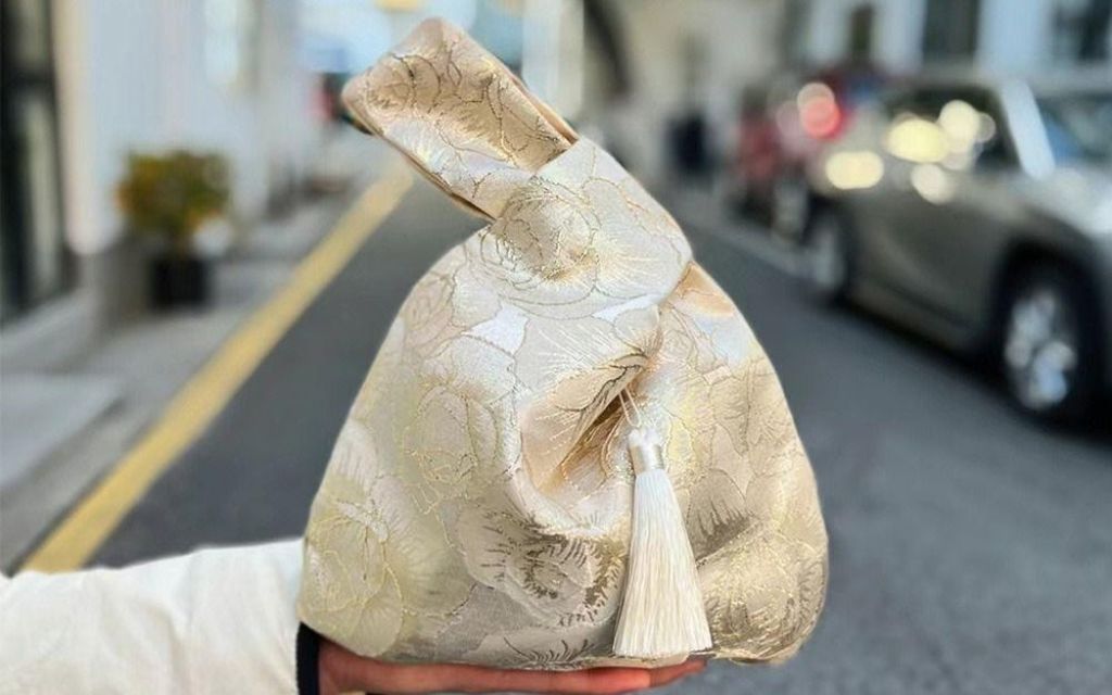 Túi đeo cổ tay tua rua 
