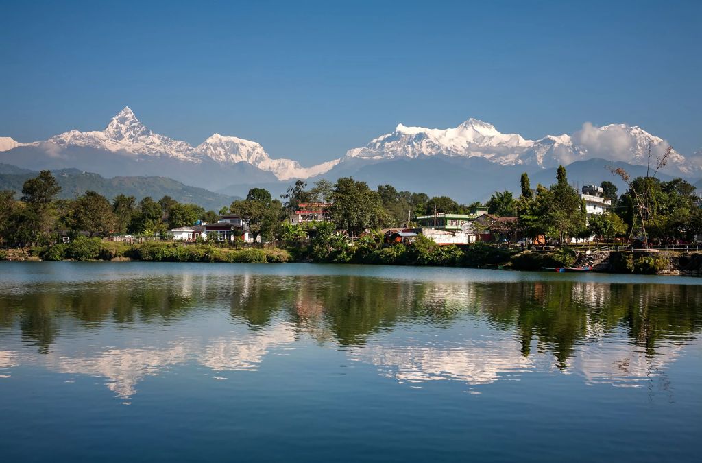 Hồ Phewa phản chiếu dãy núi Annapurna tại Pokhara