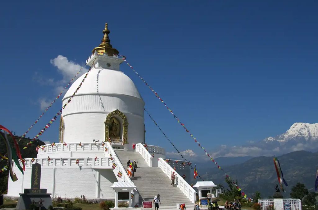 World Peace Pagoda màu trắng trên đồi tại Pokhara