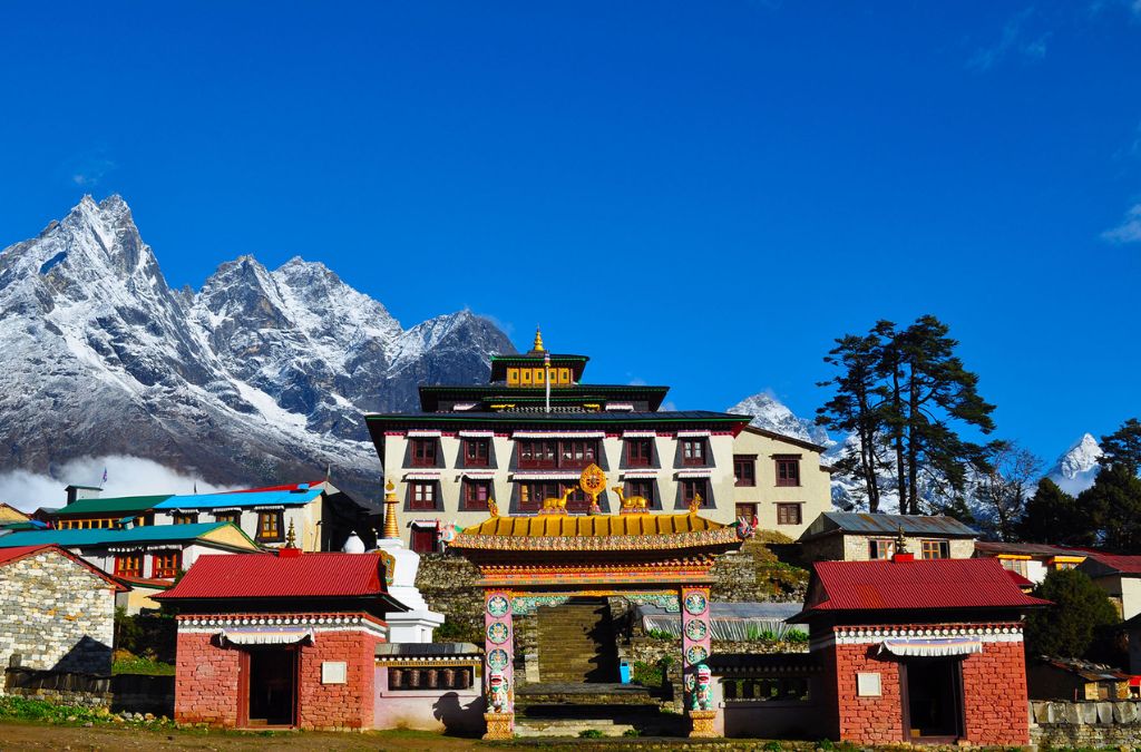 Tu viện Tengboche dưới những đỉnh núi phủ tuyết