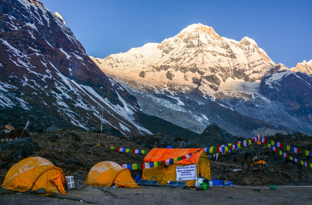 Khu trại tại Annapurna Base Camp giữa núi tuyết