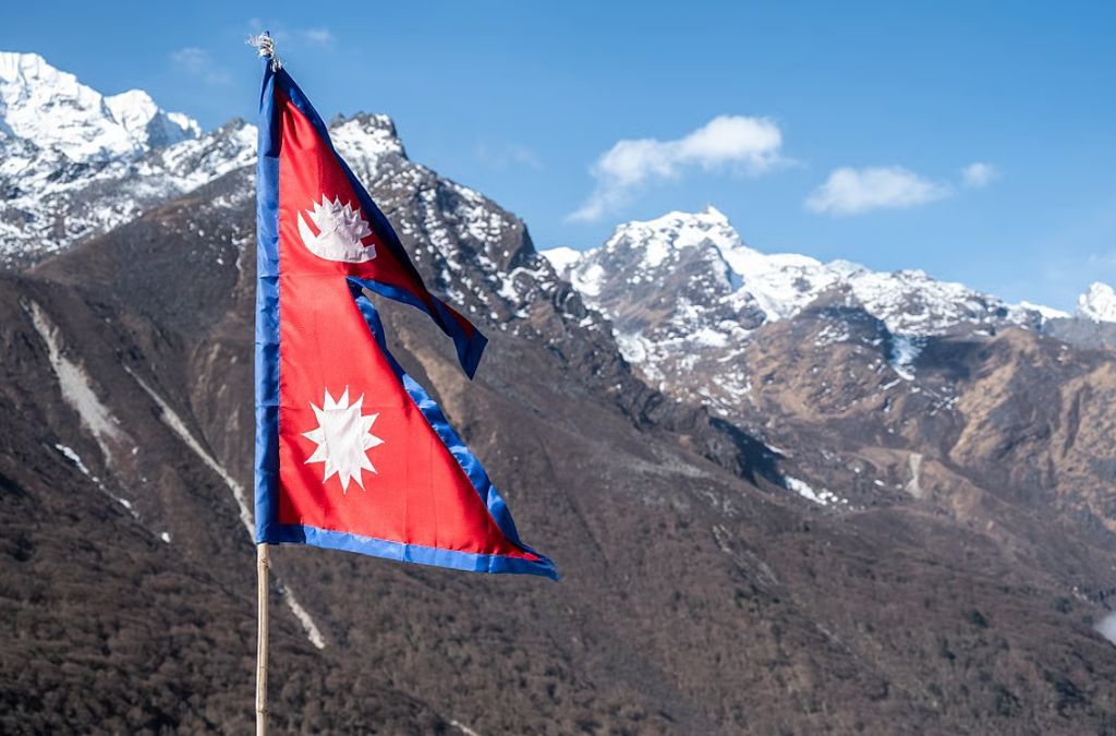 Quốc kỳ Nepal trước dãy núi Himalaya