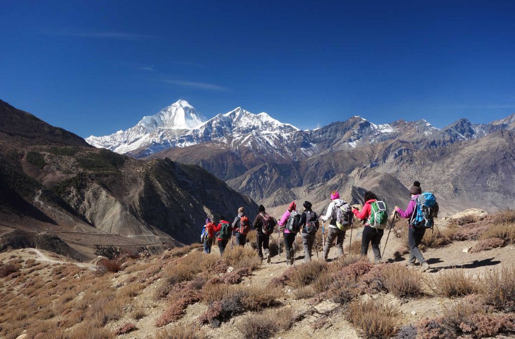 Đoàn người trekking trên cung đường núi tại Nepal