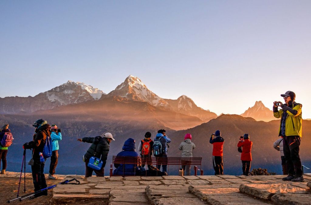 Nhóm người trekking ngắm bình minh trên dãy Himalaya