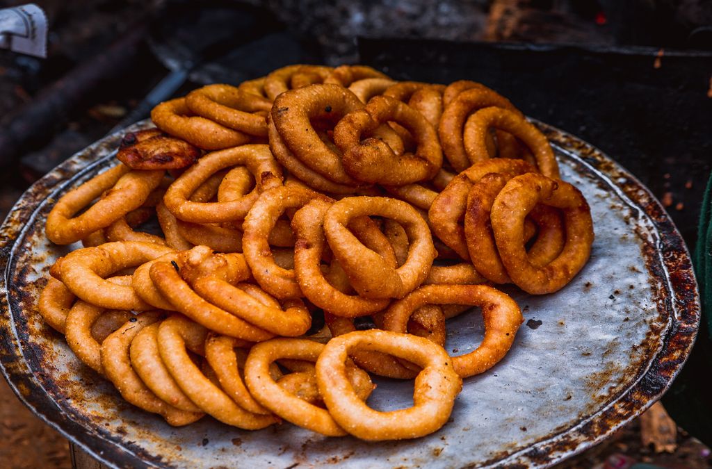 Bánh Sel Roti chiên vàng hình vòng