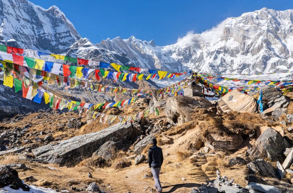 Người trekking trên cung đường núi cao tại Nepal