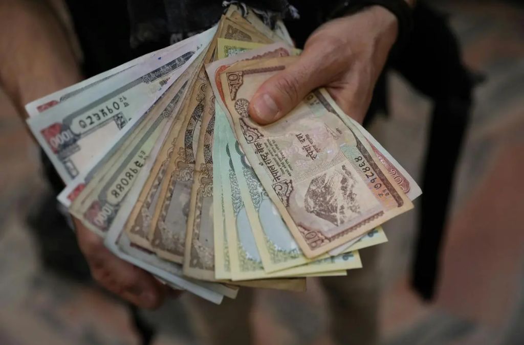 Các tờ tiền Rupee Nepal được cầm trên tay