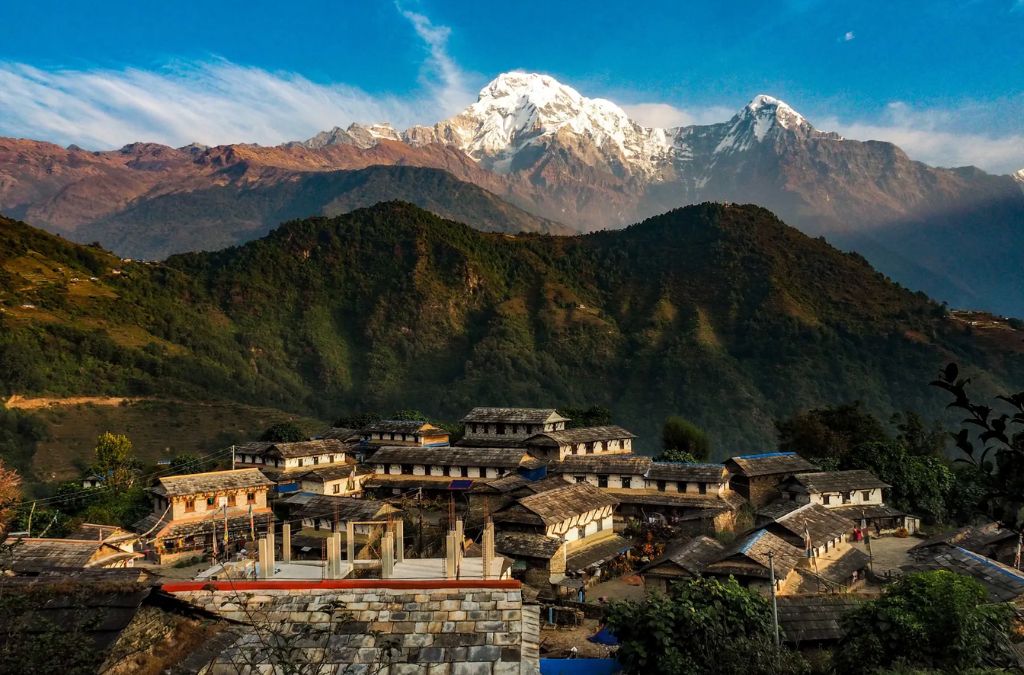 Làng miền núi dưới dãy Himalaya phủ tuyết tại Nepal