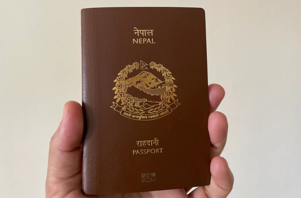 Hộ chiếu Nepal màu nâu được cầm trên tay