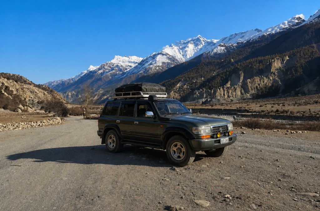 Xe địa hình di chuyển trên cung đường núi tại Nepal