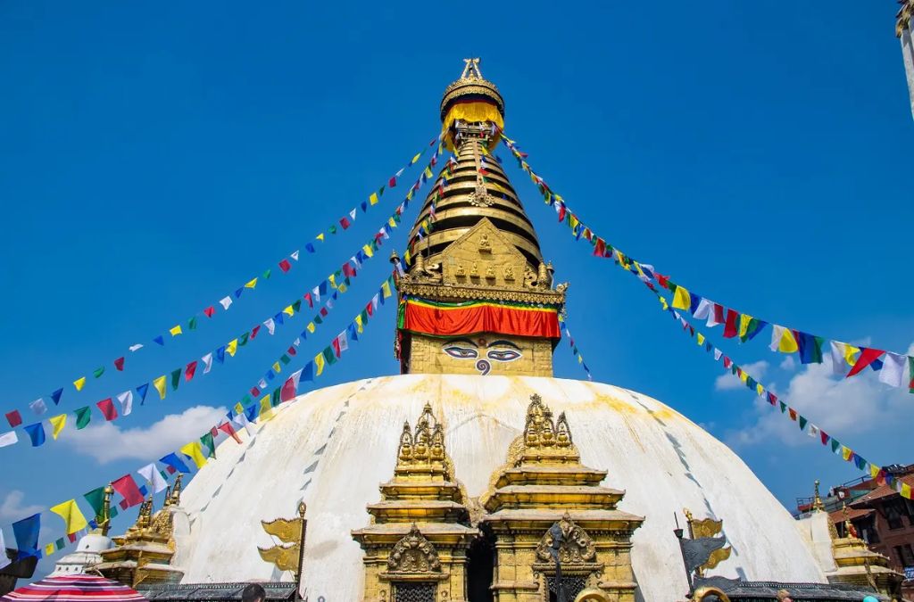 Bảo tháp Swayambhunath với cờ cầu nguyện tại Kathmandu