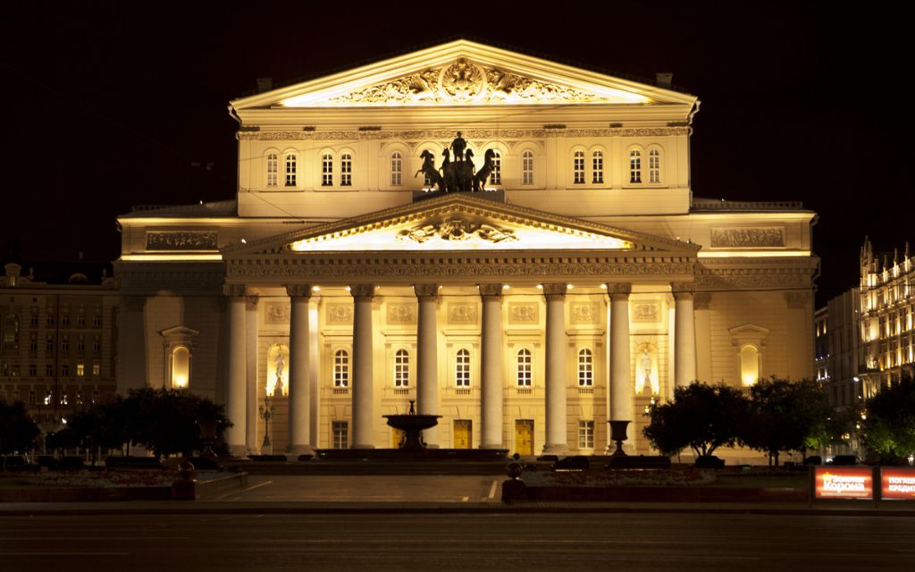 Nhà hát Bolshoi tại Moscow được thắp sáng về đêm