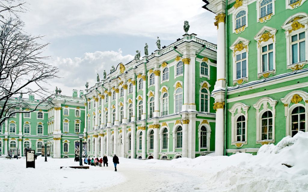 Cung điện Mùa Đông tại Saint Petersburg giữa trời tuyết