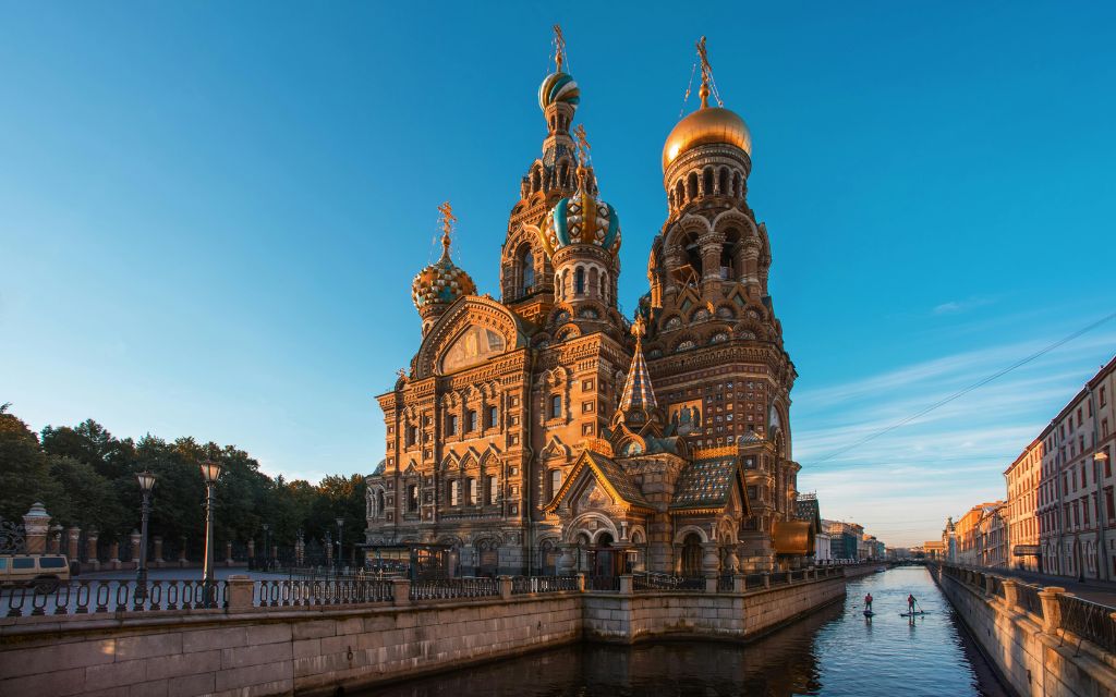 Nhà thờ Savior on the Spilled Blood bên kênh đào Saint Petersburg