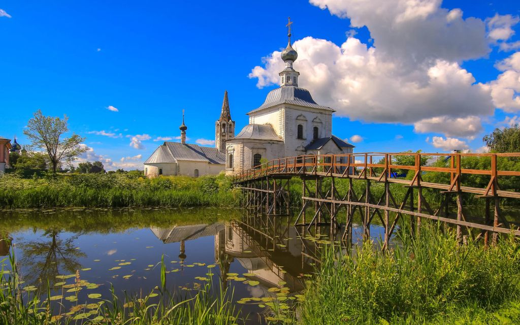 Nhà thờ cổ và cầu gỗ bên sông tại Suzdal
