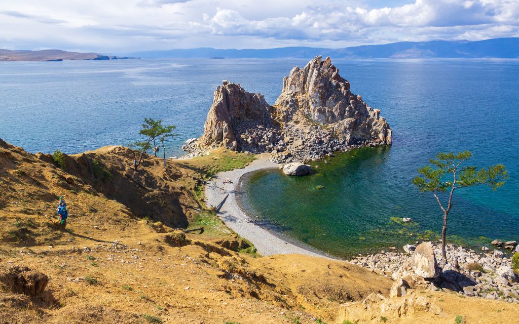 Đá Shamanka bên bờ hồ Baikal trên đảo Olkhon