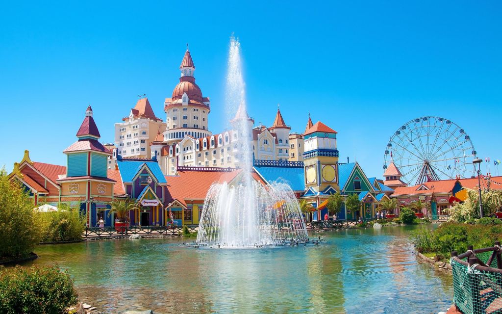 Sochi Park với hồ nước, đài phun nước và vòng đu quay