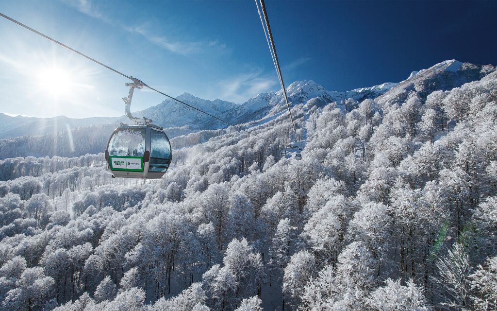 Cáp treo di chuyển trên những sườn núi tuyết tại Rosa Khutor