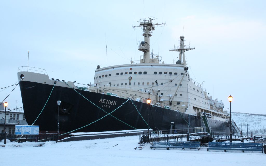 Tàu phá băng hạt nhân Lenin neo tại cảng Murmansk