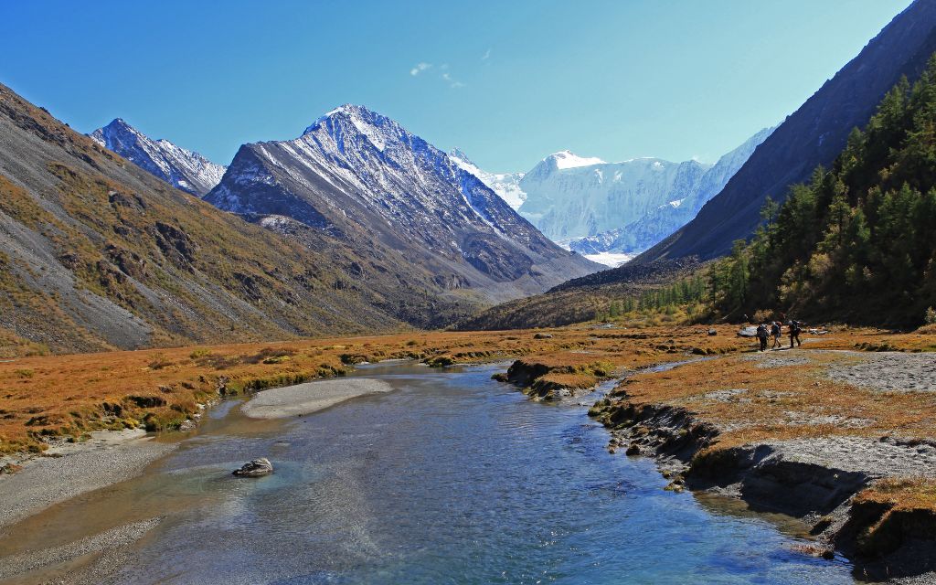 Thung lũng Karakol với dòng suối và các dãy núi Altai