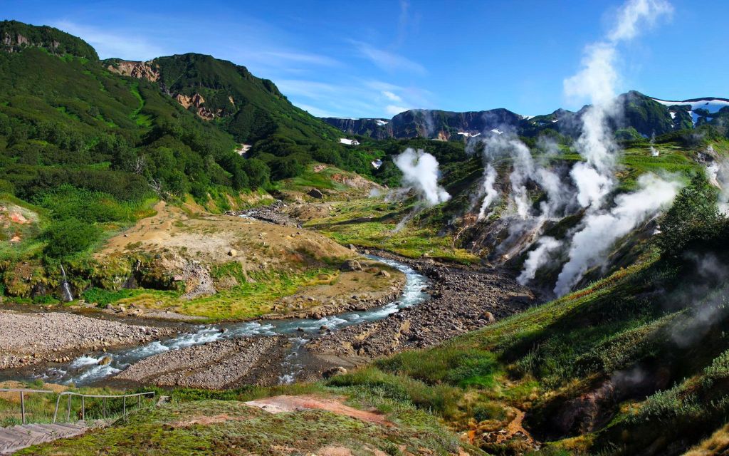 Các mạch nước nóng bốc hơi tại Valley of Geysers Kamchatka