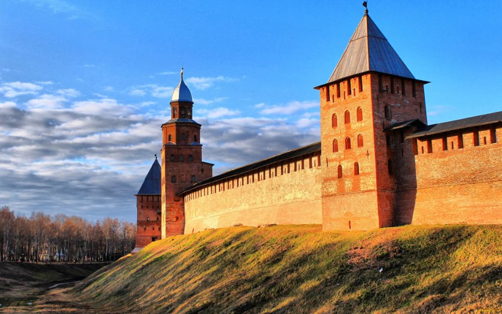 Tường thành và tháp canh của Novgorod Kremlin