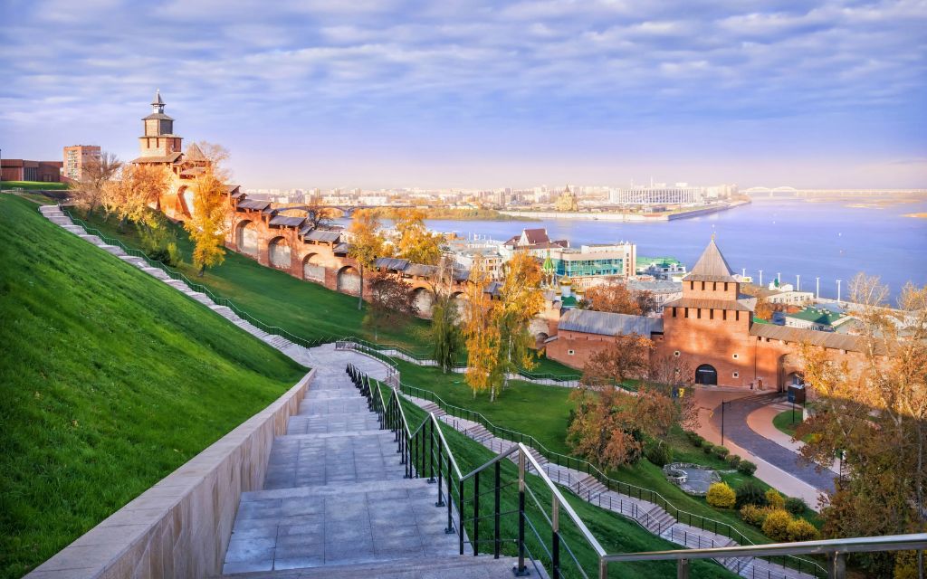  Tường thành Nizhny Novgorod Kremlin nhìn từ triền đồi