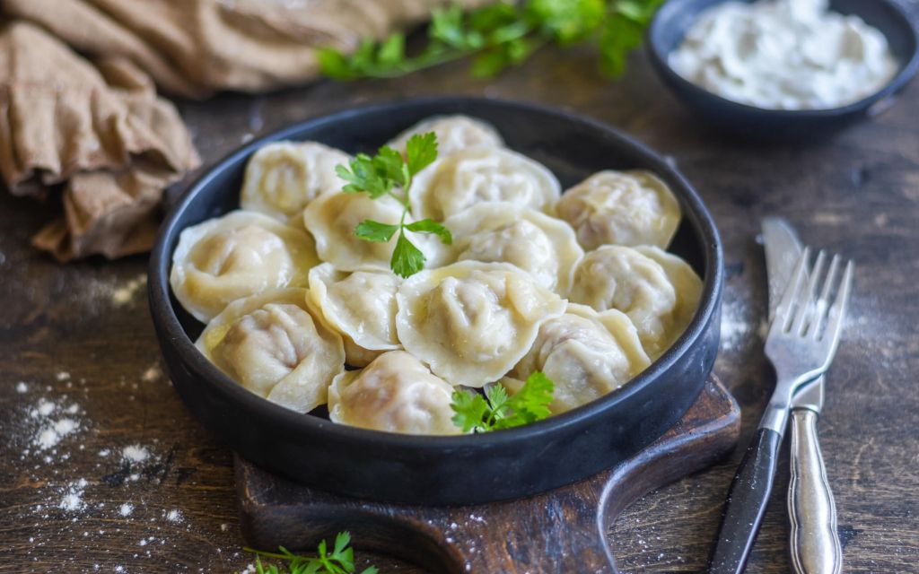 Pelmeni nhân thịt ăn cùng smetana trong chảo