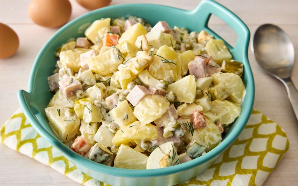 Salad Olivier với khoai tây, trứng, thịt và rau củ