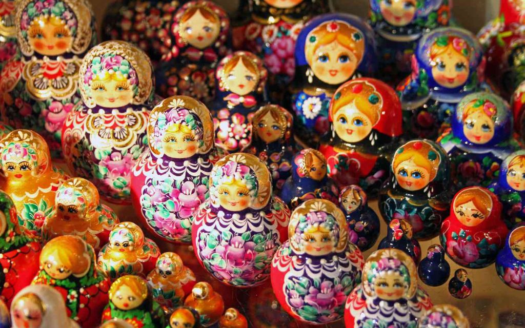 Nhiều bộ búp bê Matryoshka nhiều màu sắc