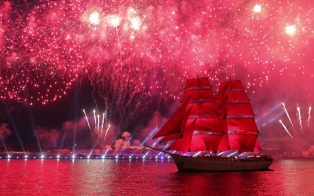 Thuyền cánh buồm đỏ giữa màn pháo hoa tại Scarlet Sails