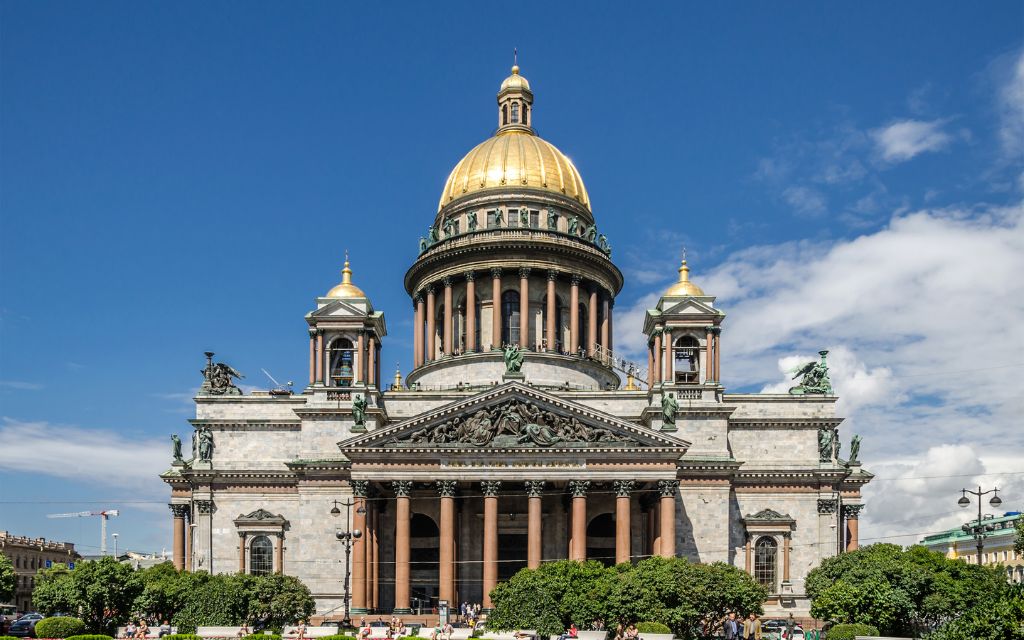 Nhà thờ Thánh Isaac với mái vòm dát vàng tại Saint Petersburg