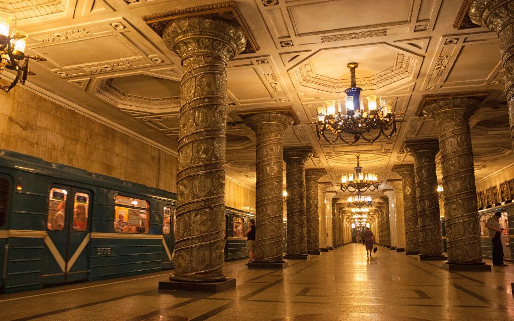 Nhà ga Metro Moscow với cột đá và đèn chùm trang trí