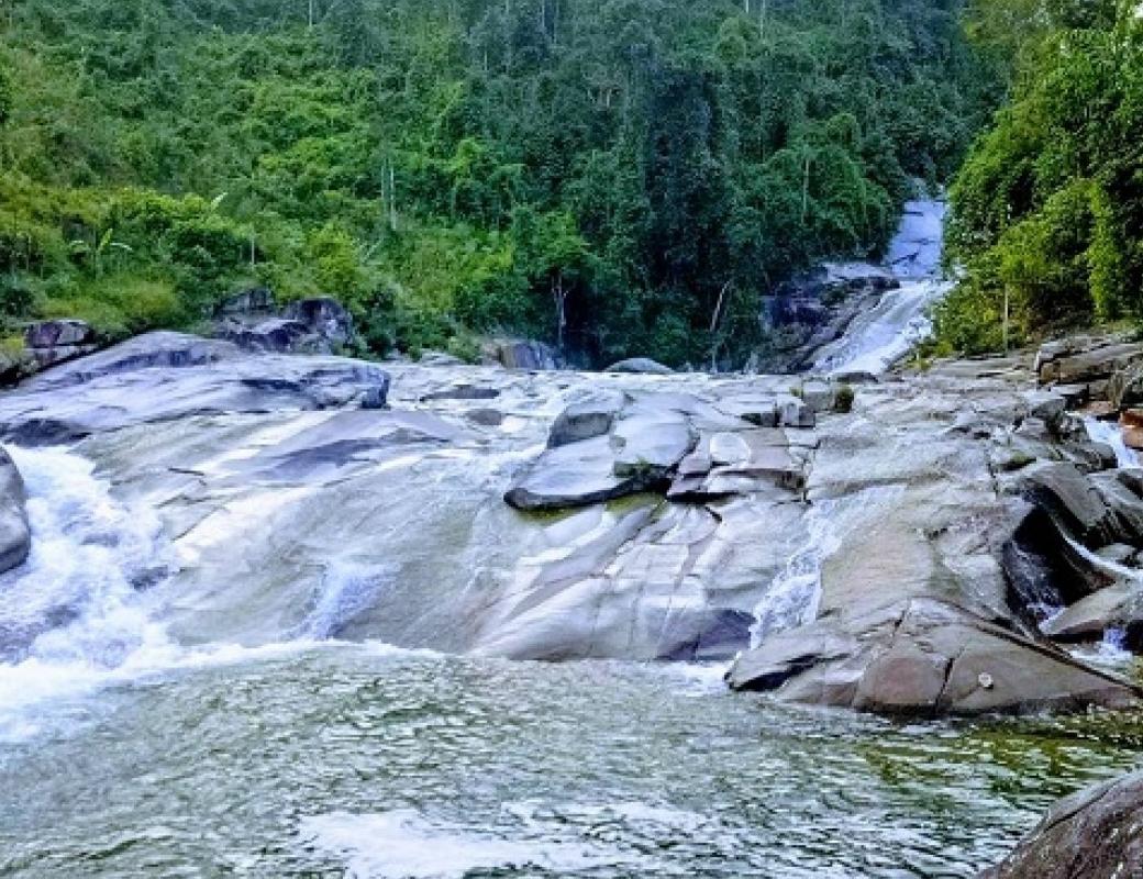 Thác 7 tầng giữa rừng. 