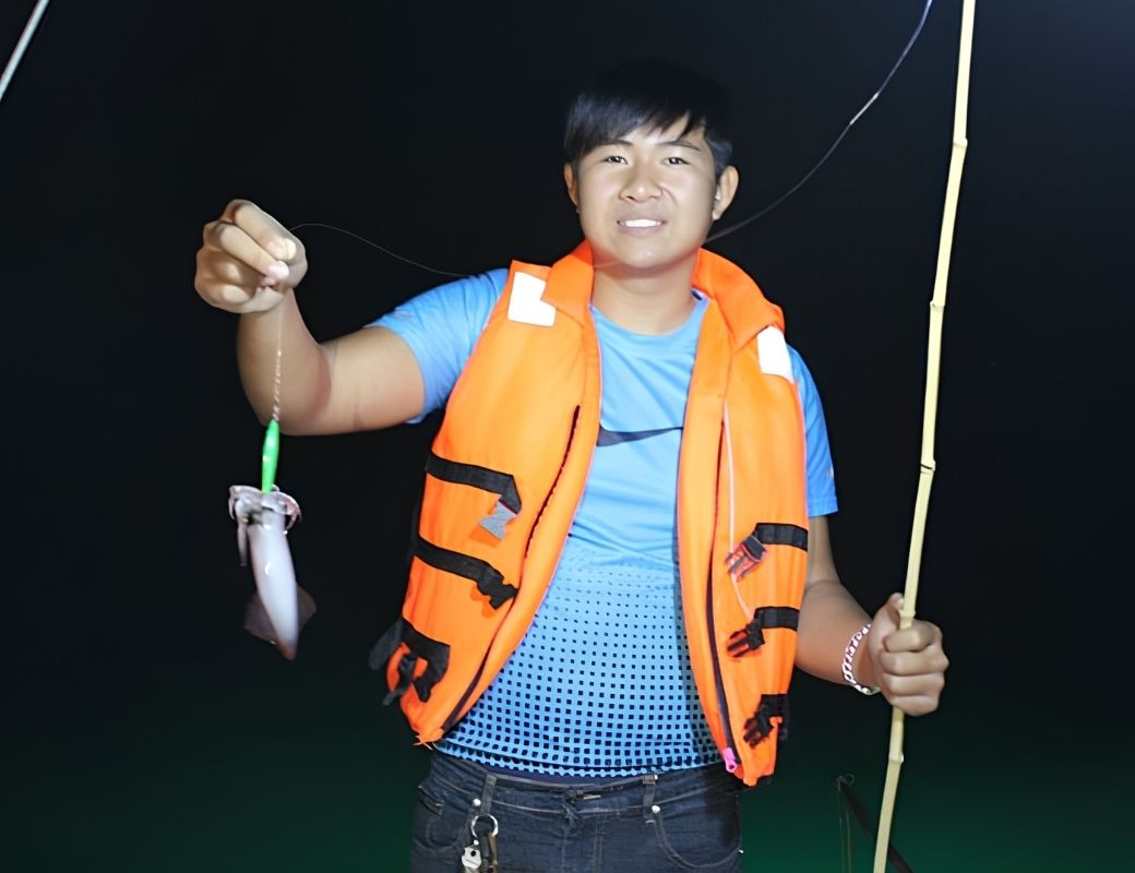 Trải nghiệm câu mực đêm. 