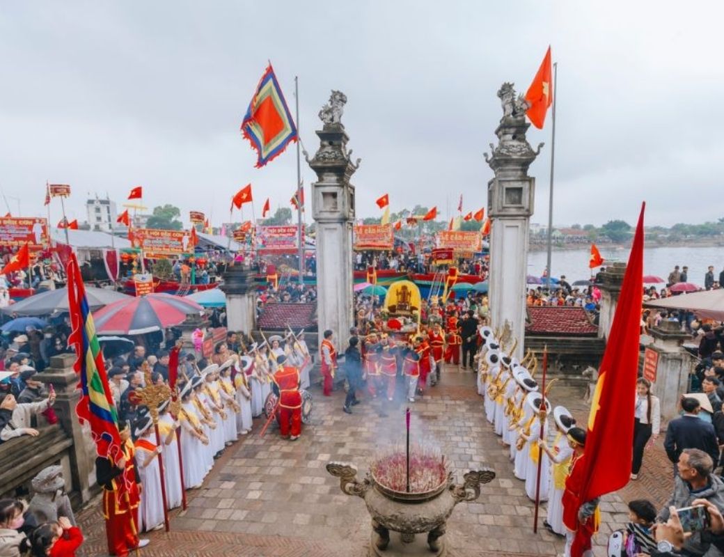 Không gian Lễ hội Đền Cờn. 