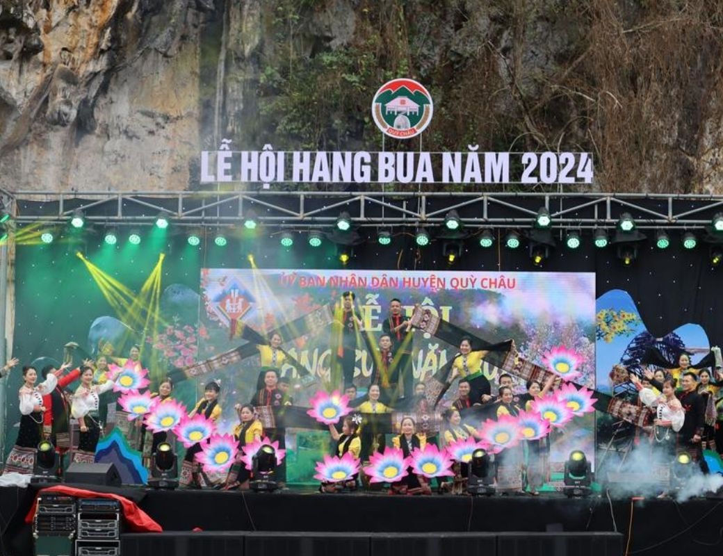 Lễ hội Hang Bua. 
