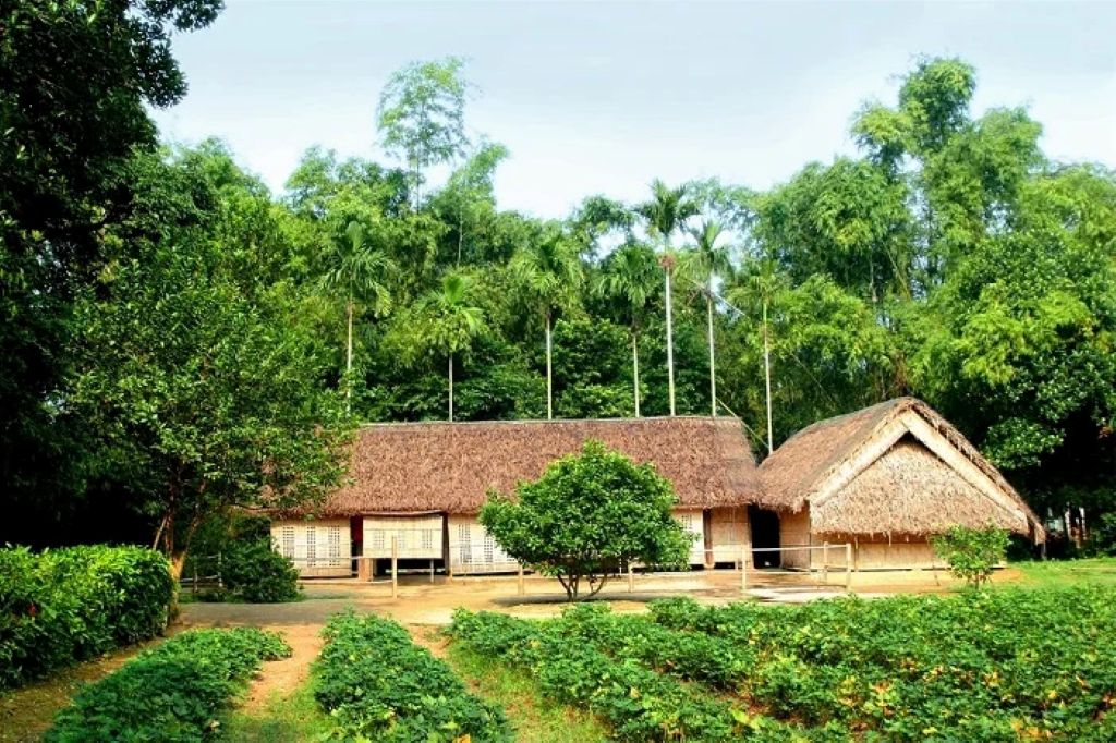 Khu di tích lịch sử Kim Liên. 