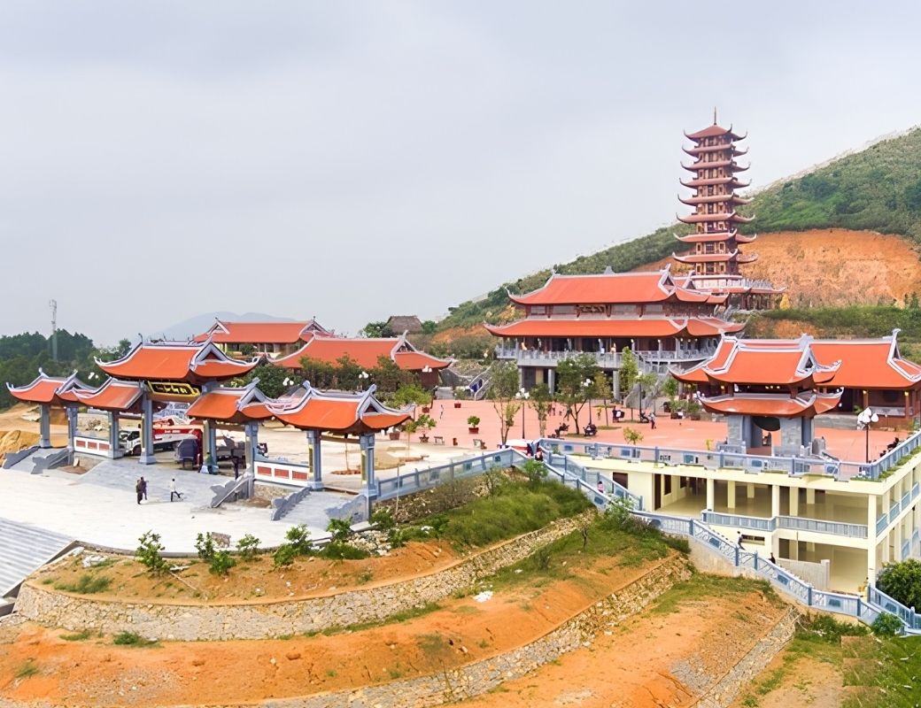 Chùa Đại Tuệ trên núi. 