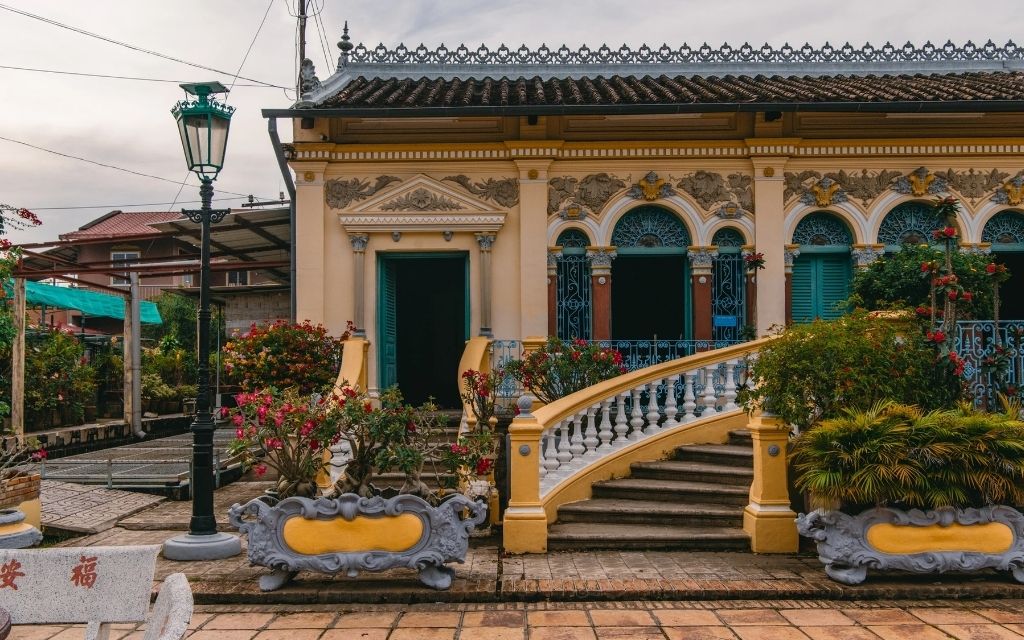 Kiến trúc bên ngoài nhà cổ Bình Thủy 