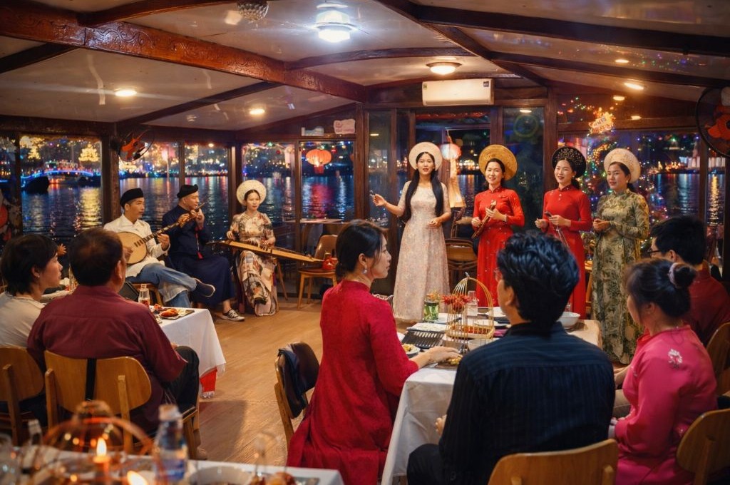 Ca Huế trên sông Hương
