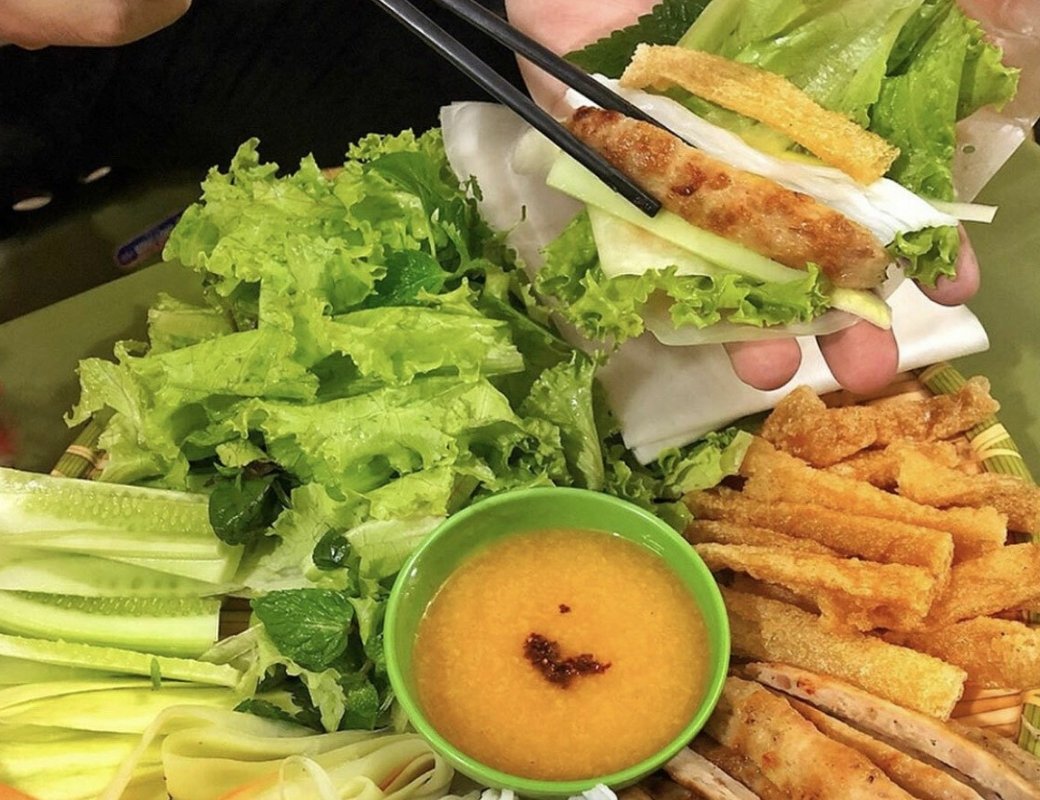 Nem nướng Ninh Hòa ăn kèm rau sống và bánh tráng