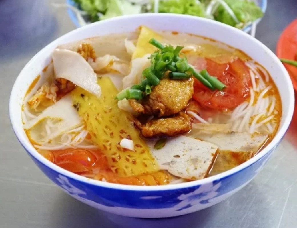 Bún chả cá Nha Trang với chả cá và nước dùng trong