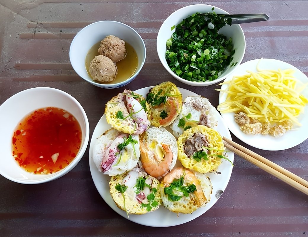 Bánh căn Nha Trang nhân hải sản ăn kèm nước chấm