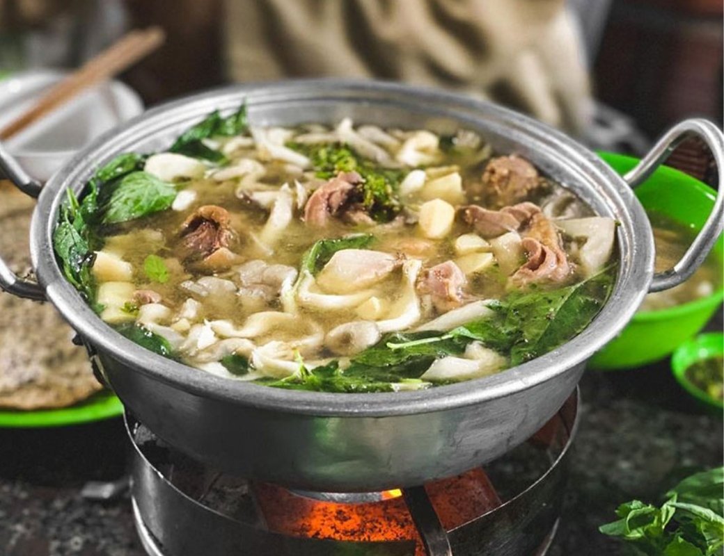 Lẩu gà lá é Đà Lạt với thịt gà và lá é