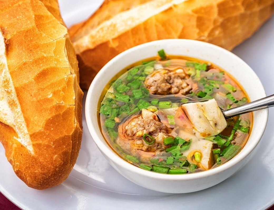 Bánh mì xíu mại chén Đà Lạt ăn kèm nước dùng